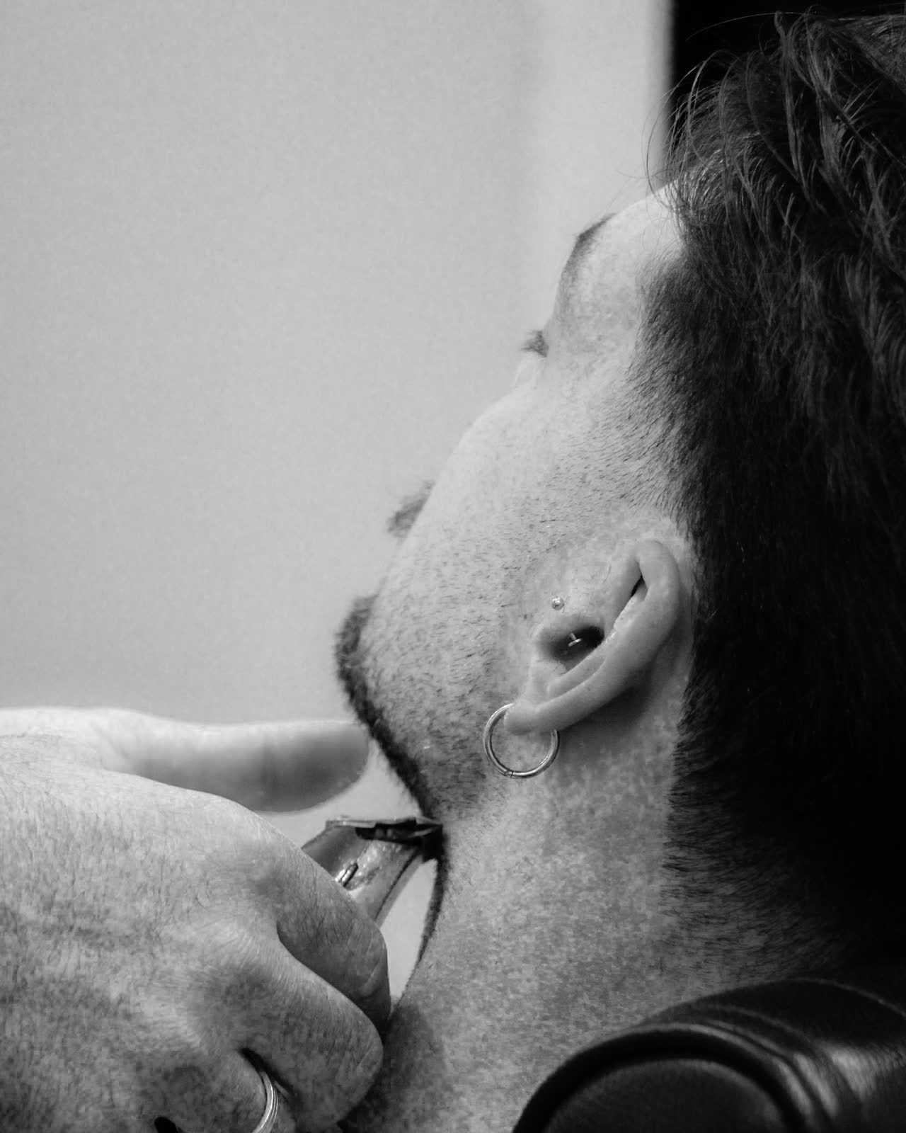 Rasatura della barba a lametta, dettaglio in bianco e nero