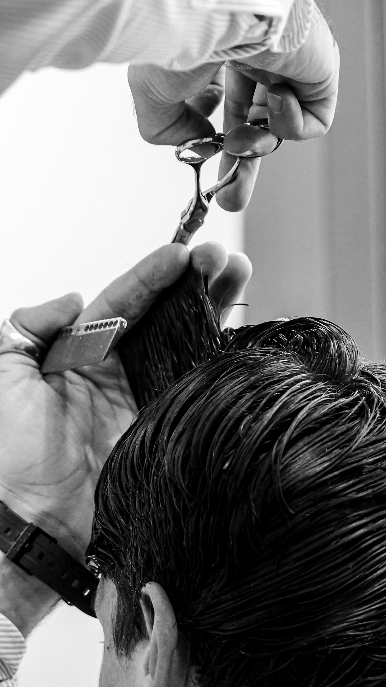 Taglio a forbici e pettine su capelli bagnati