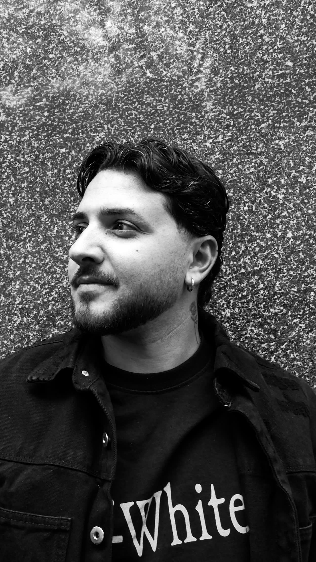 Ritratto in bianco e nero: capelli mossi voluminosi e barba corta