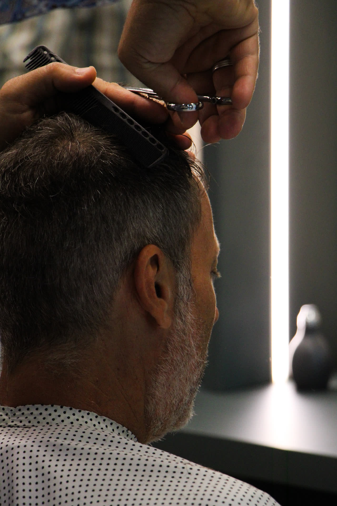 Capelli ricci asciugati e definiti con sfumatura sui lati