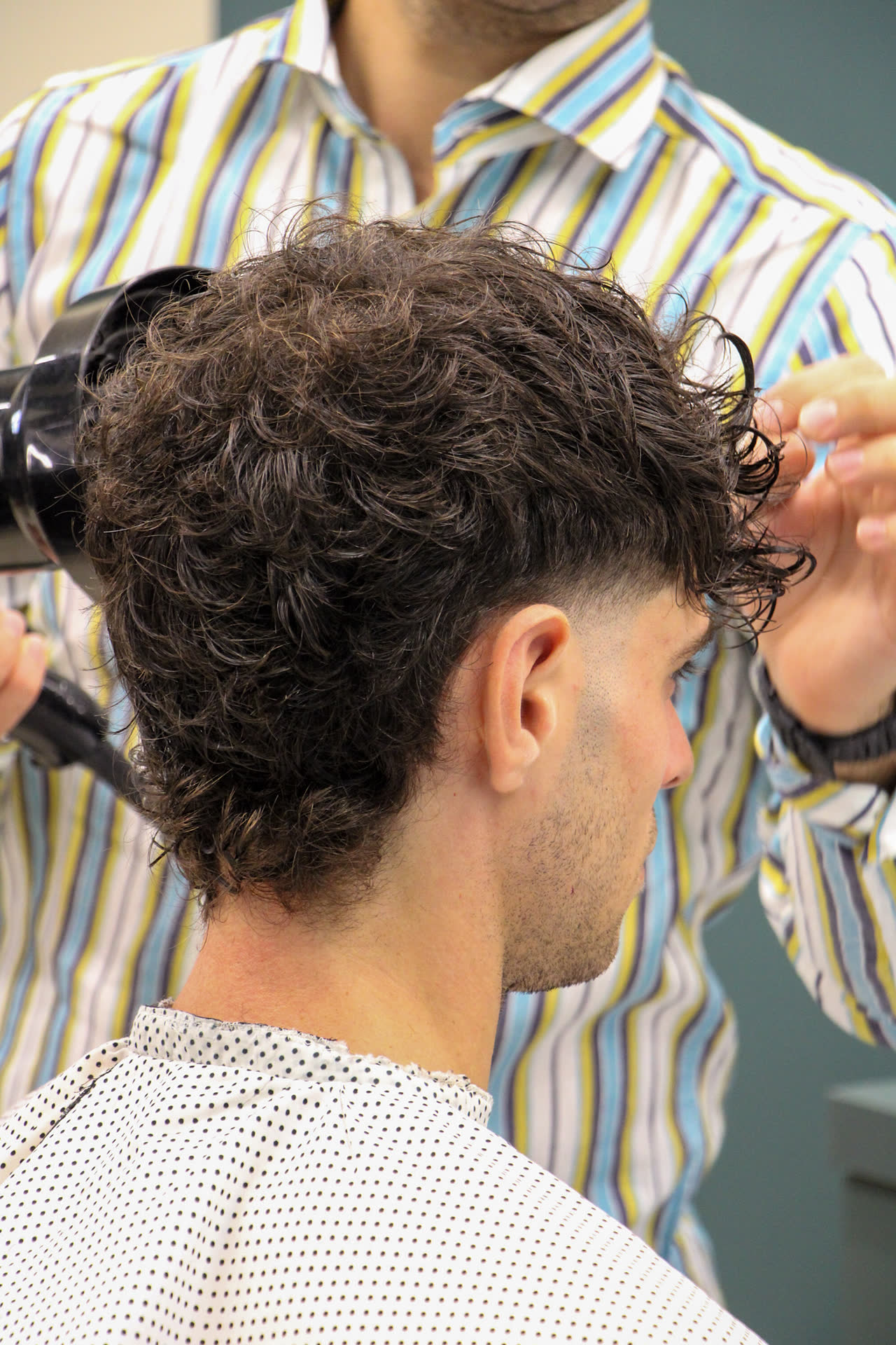 Taglio a forbici su capelli sale e pepe