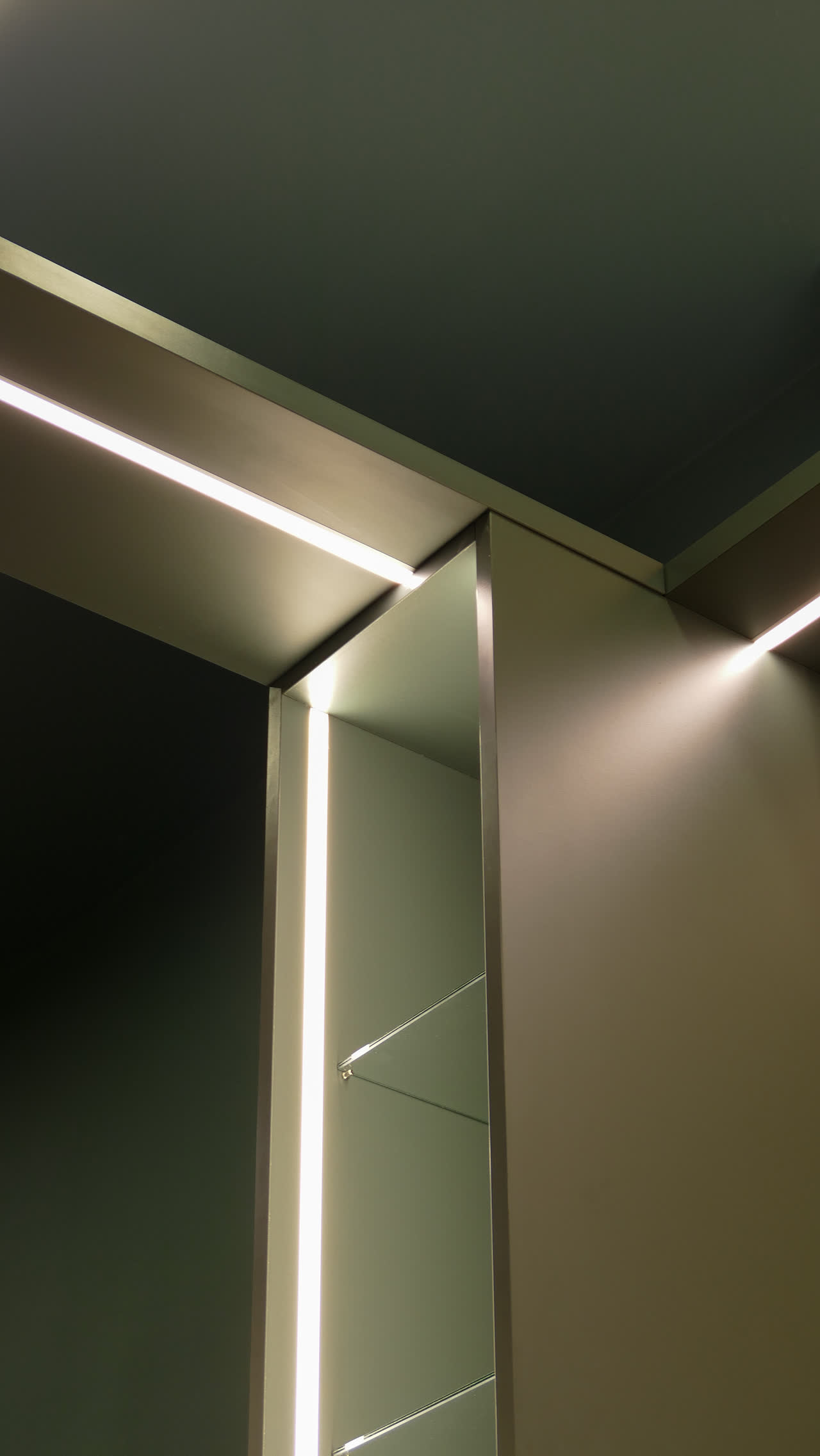 Dettaglio dei profili luminosi a soffitto