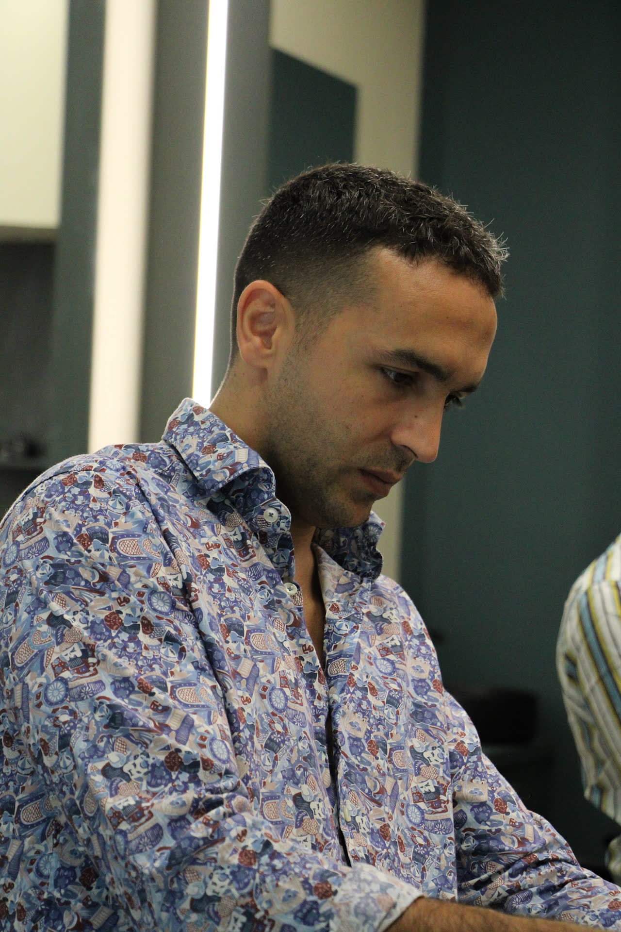 Hair stylist AFMAN al lavoro nel salone di Torino