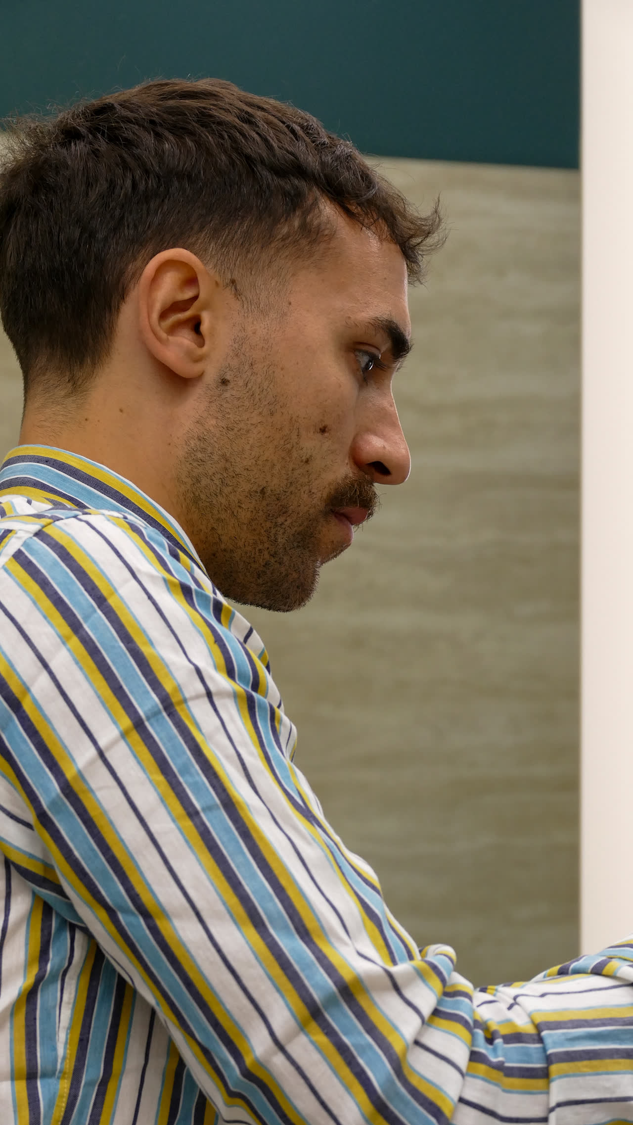 Barbiere AFMAN di profilo in salone