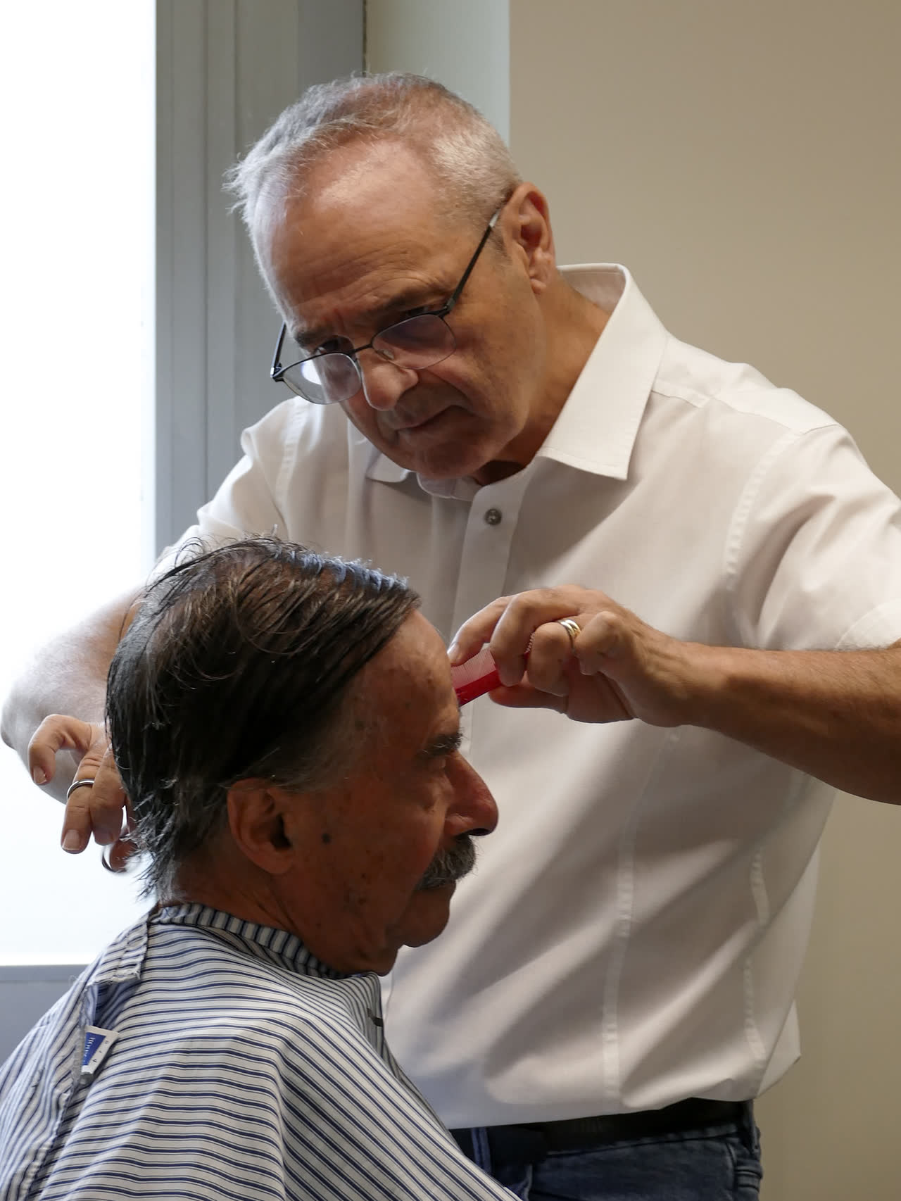Taglio rifinito con pettine e forbici